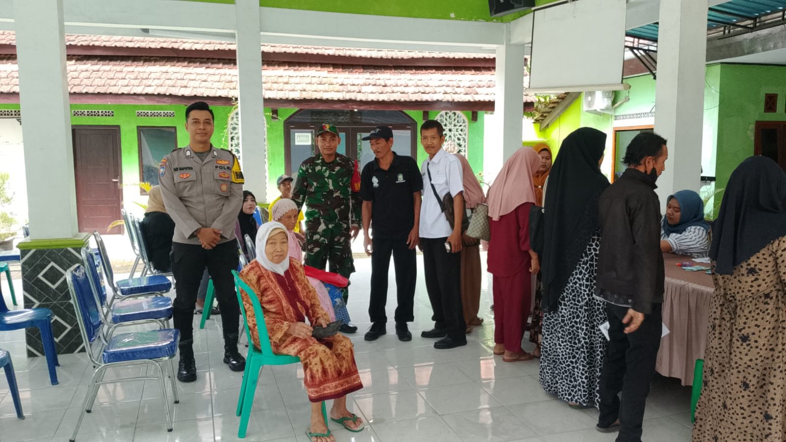 Penyaluran BLTS di Balai Desa Labanasem Berjalan Lancar, Warga Antusias Terima Bantuan