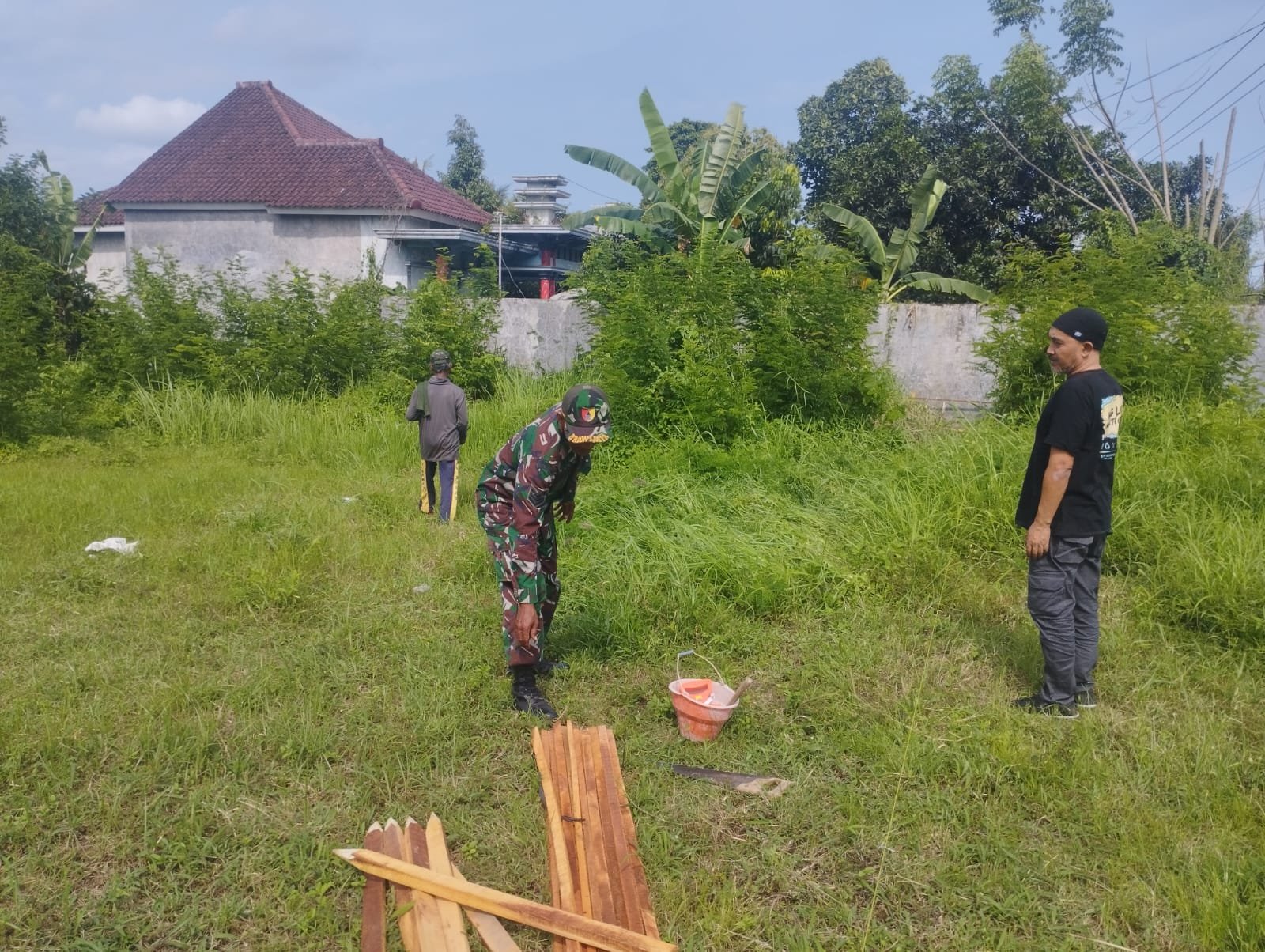 Survei Lokasi dan Pemasangan Bouplank Awali Pembangunan Koperasi Merah Putih di Gombolirang