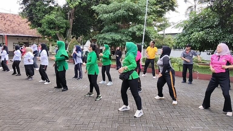 Anggota Koramil 0825/14 Kabat dan Persit Gelar Senam Bersama Forpimka dan Pemdes di Lapangan Kecamatan