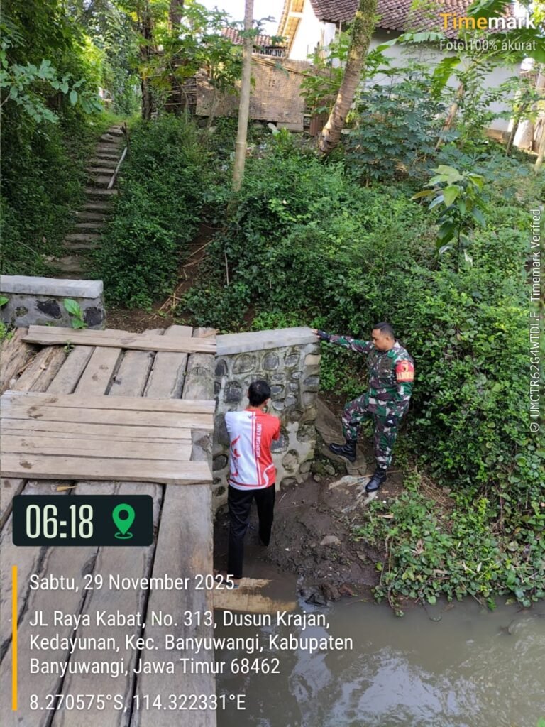 Babinsa Kedayunan Lakukan Pengecekan Jembatan Penghubung Antar Desa untuk Percepatan Data Pembangunan