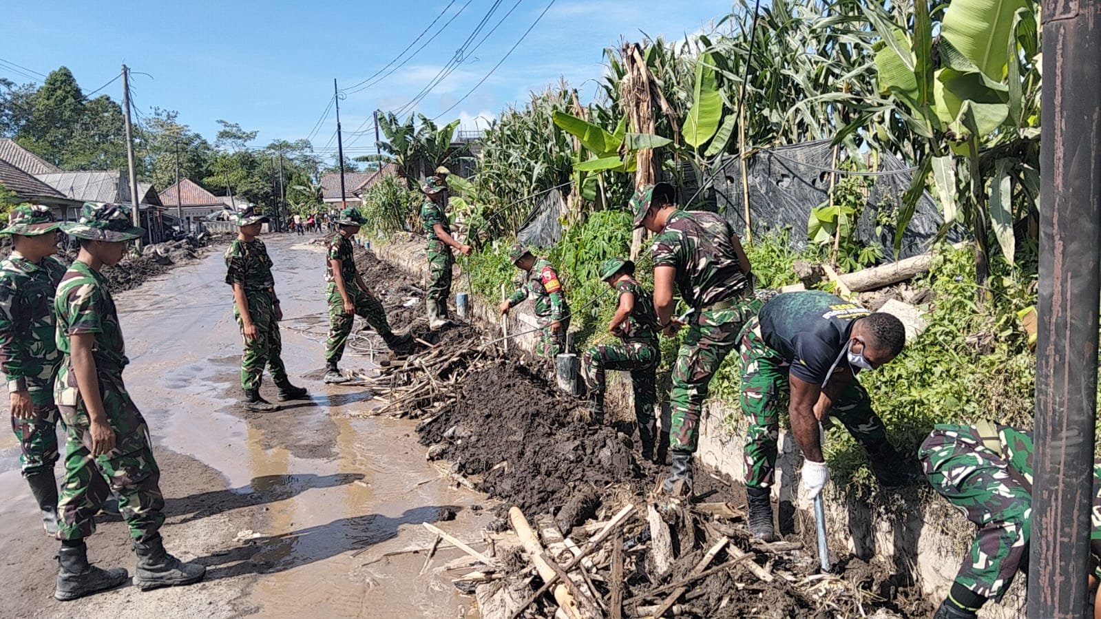Gerak Cepat Prajurit TNI Lumajang Bersihkan Irigasi Tertimbun Material Erupsi Semeru