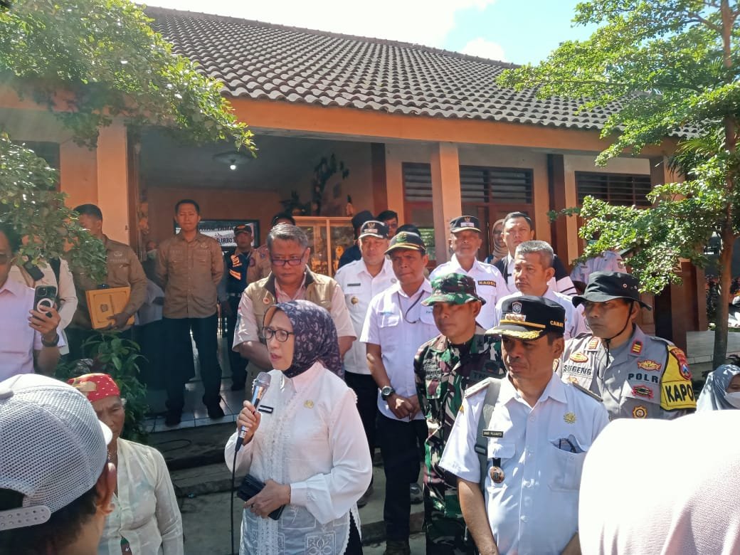 TNI Dampingi Penyerahan Bantuan, Bupati Lumajang Sampaikan Pesan Menyentuh untuk Pengungsi Semeru