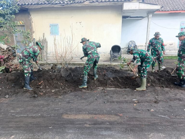 Personel Siaga Bencal Bersihkan Akses Jalan di Supiturang, Dipimpin Langsung Danramil Pronojiwo