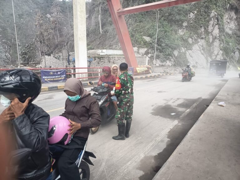 Babinsa Sumberwuluh Amankan Lalin dan Lindungi Pengendara dengan Pembagian Masker. 