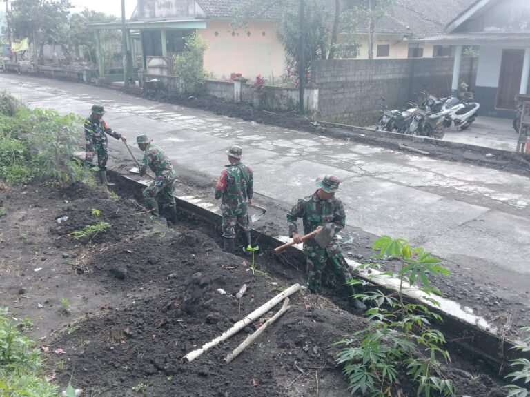 Personel Gulbencal Kerahkan Upaya Pendalaman Drainase di Dusun Sumbersari Supiturang