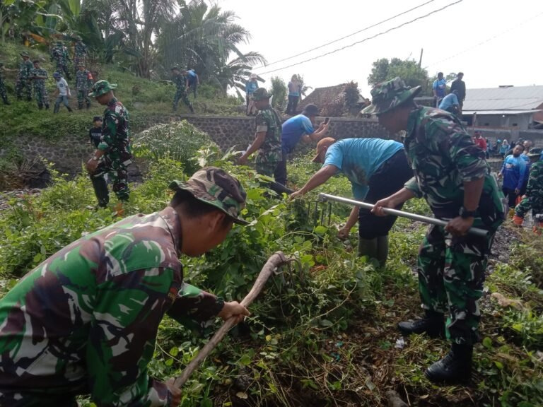 Antisipasi Banjir Musim Hujan, Koramil Kabat dan Warga Bersihkan Sungai Tambong
