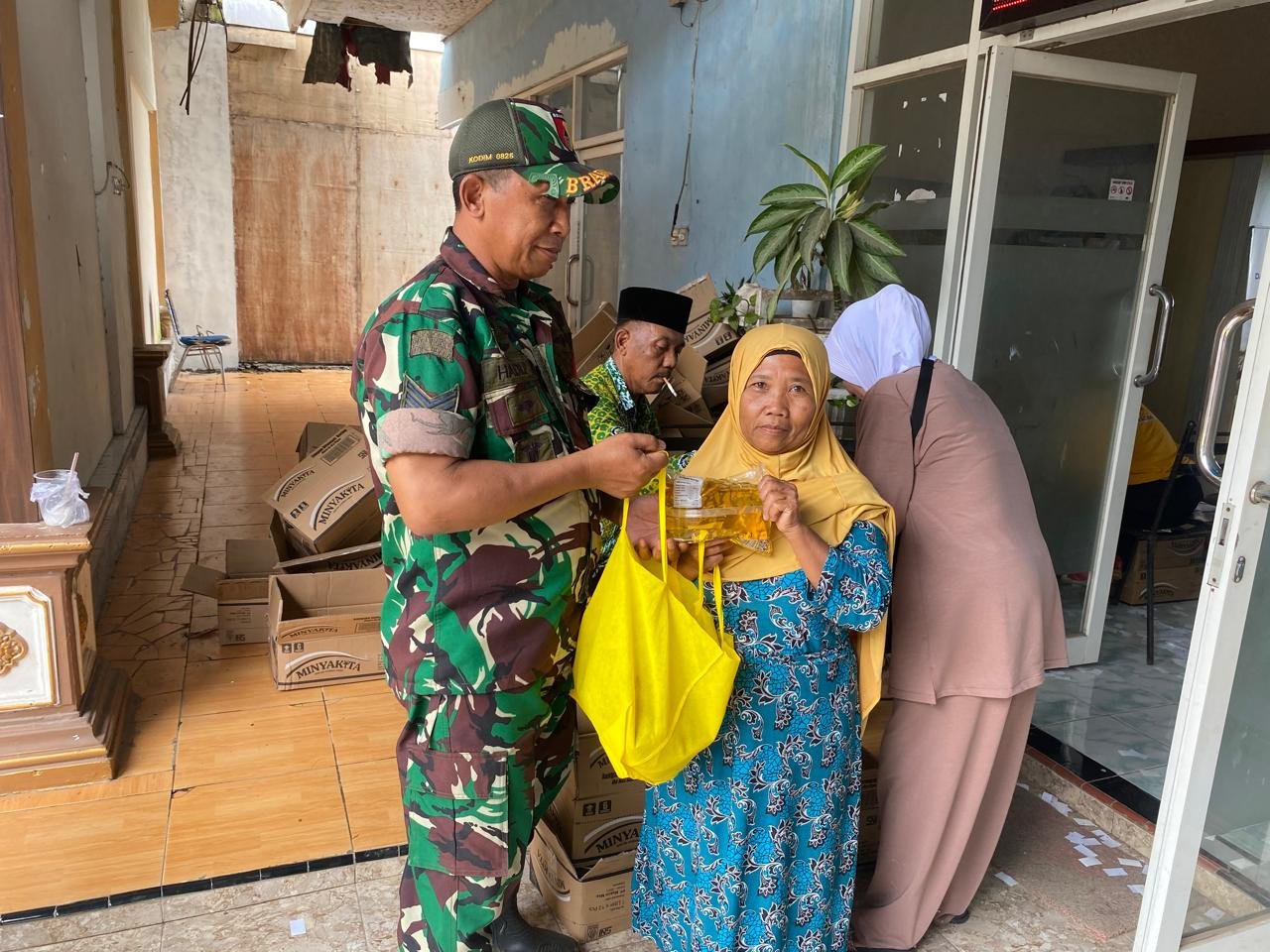 Babinsa Desa Macan Putih Kawal Ketat Penyaluran Bantuan Pangan BULOG untuk 587 Warga