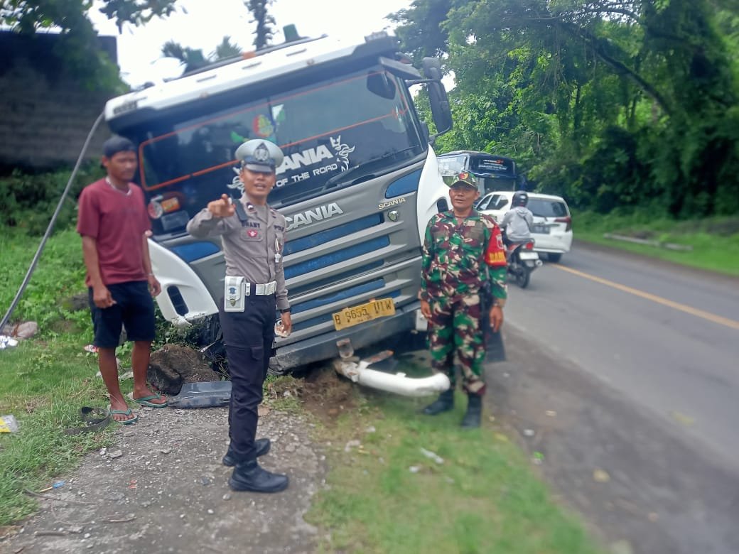 Truk Trailer Angkut Alat Berat Terperosok di Jembatan Tambong Kabat, Lalu Lintas Banyuwangi-Jember Tersendat
