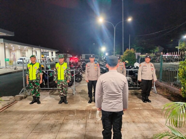 Sertu Rachmad Perkuat Sinergi TNI–Polri dalam Apel Pengamanan Nataru di Stasiun Ketapang