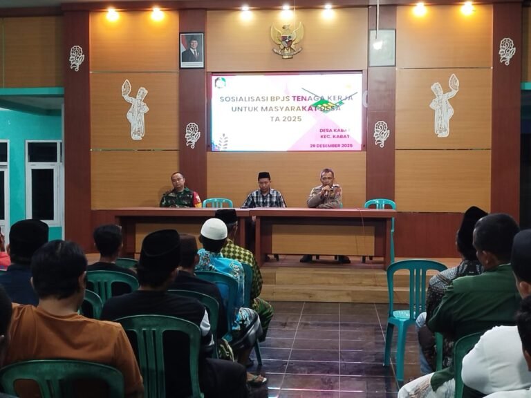 Babinsa Desa Kabat Dampingi Sosialisasi BPJS Ketenagakerjaan, Dorong Perlindungan Pekerja Warga Desa