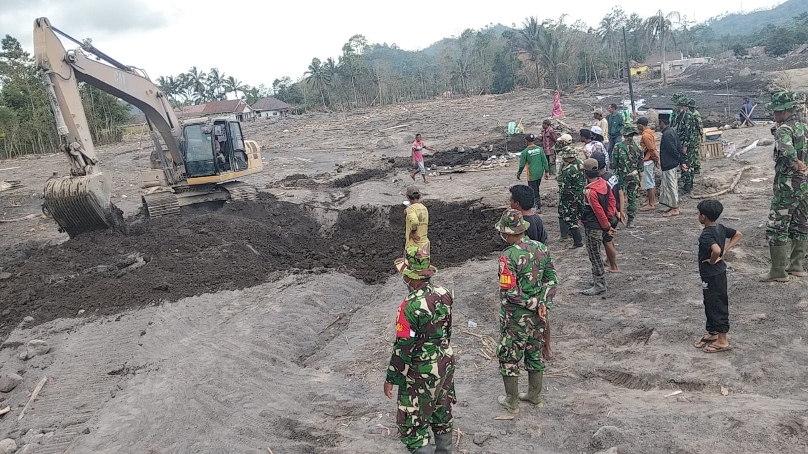 Tim Gabungan TNI Evakuasi Puing Rumah Warga yang Tertimbun Material Vulkanik Semeru