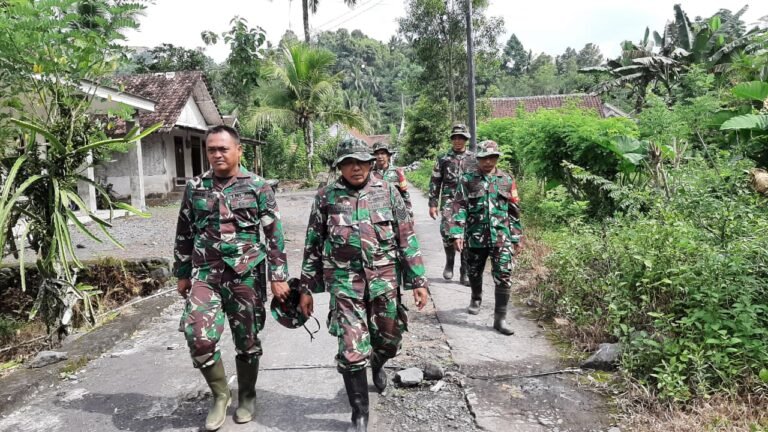 TNI Kodim 0821 Lumajang Lakukan Pengecekan Pengungsi ke Rumah Kerabat: Pastikan Keamanan dan Kondisi Warga Terdampak Lahar Dingin Semeru