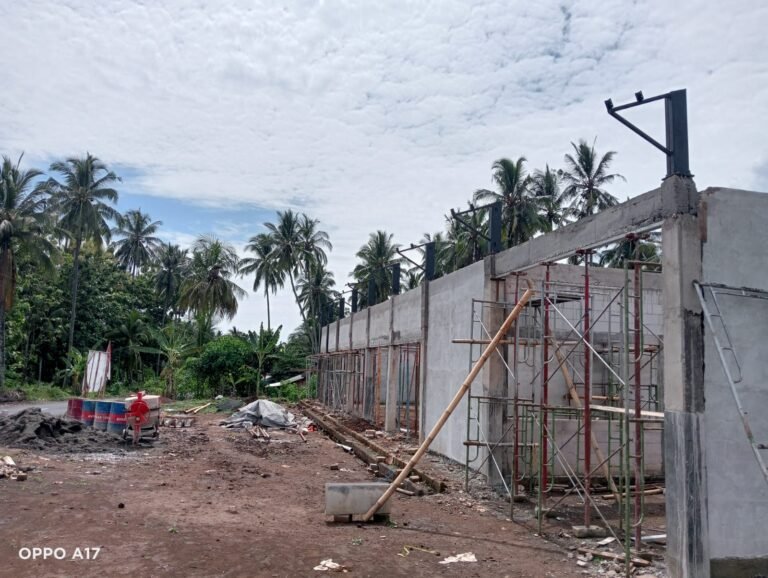 Babinsa Desa Macan Putih Intensif Awasi Pembangunan Koperasi Merah Putih Demi Tepat Waktu