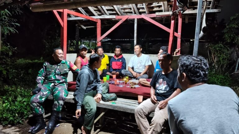 Babinsa Kedayunan Turun Langsung Patroli Poskamling, Perkuat Keamanan Bersama Warga