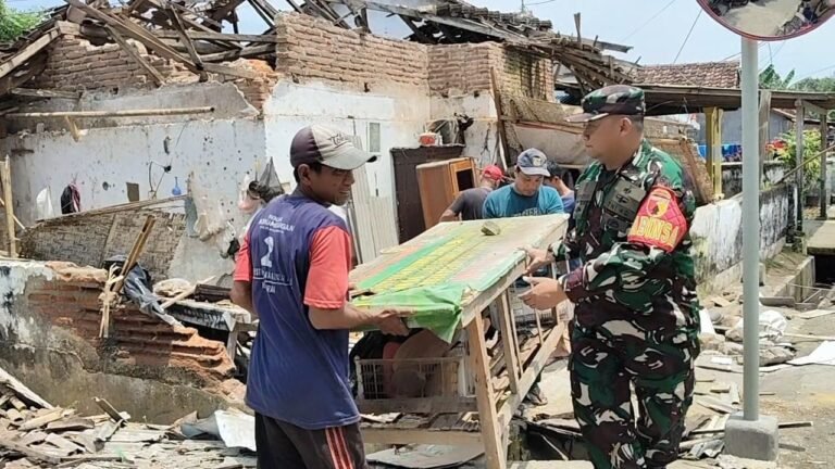 Babinsa Kedayunan Sigap Tangani Rumah Roboh Akibat Angin Kencang di Dusun Krajan