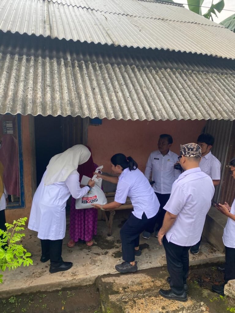 Babinsa Sambut Bupati Banyuwangi Salurkan Bantuan Sembako kepada Warga Desa Macan Putih