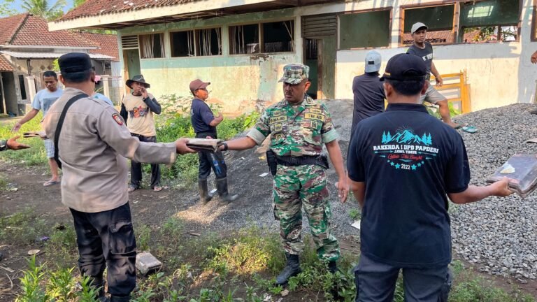 Danramil Kabat Pimpin Karbak Pembongkaran Gedung Bekas SD Inpres Tambong