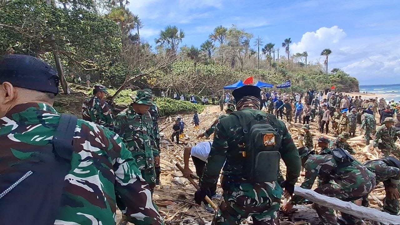 Sinergi Tanpa Batas TNI dan Warga ‘Geruduk’ Pantai Pancur Bersihkan Sampah Kayu