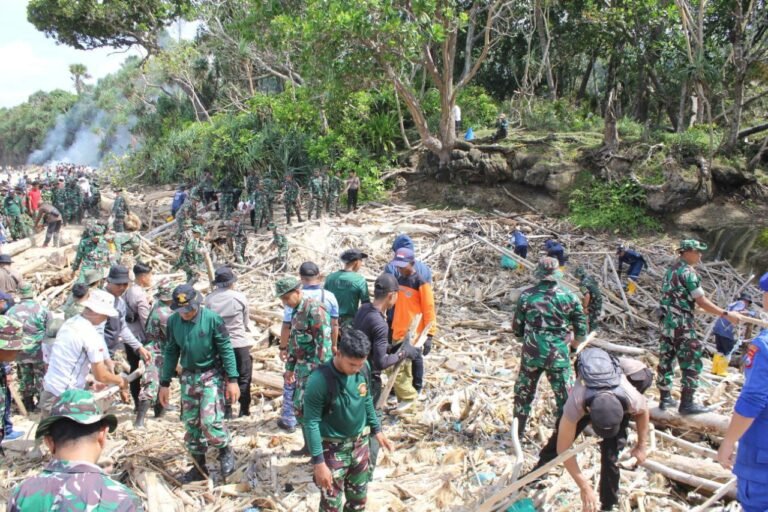 Kodim 0825 Banyuwangi Bersihkan Pantai Pancur Alas Purwo Lewat Gerakan “ASRI”
