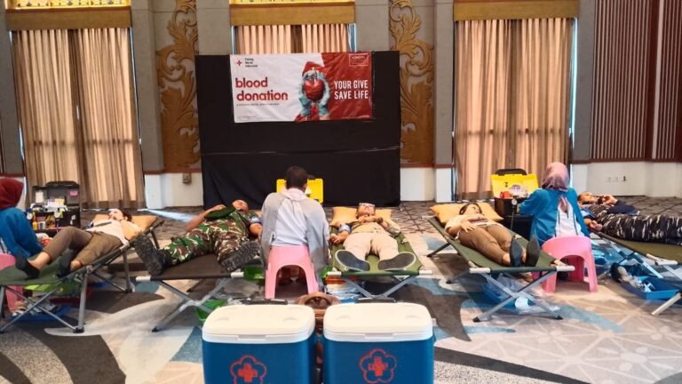Babinsa Dadapan Dukung Aksi Kemanusiaan Donor Darah HUT ke-6 Hotel Kokoon