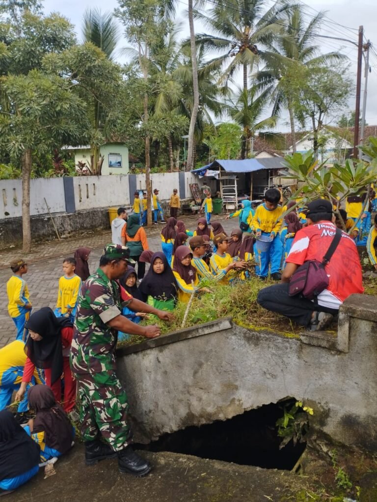 Babinsa Tambong Beri Motivasi Anak Sekolah dalam Karya Bakti di RTH Desa