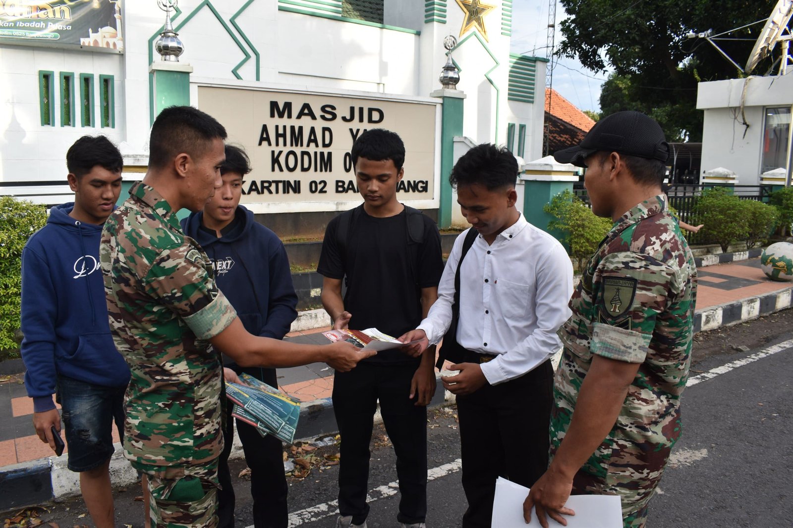 Ramadan Menginspirasi di Banyuwangi: Giat Bagi Takjil dan Kampanye Kreatif Rekrutmen Prajurit TNI Menggema di Depan Kantor Kodim 0825/Banyuwangi 