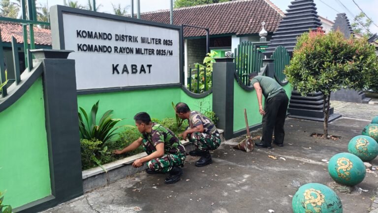 Sambut Ramadhan 1447 H, Personel Koramil 0825/14 Kabat Gelar Karya Bhakti Bersihkan Makoramil