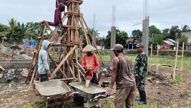 Babinsa Sertu Totok Widiyanto Jadi Penyemangat Warga dalam Pembangunan KDKMP Desa Bareng