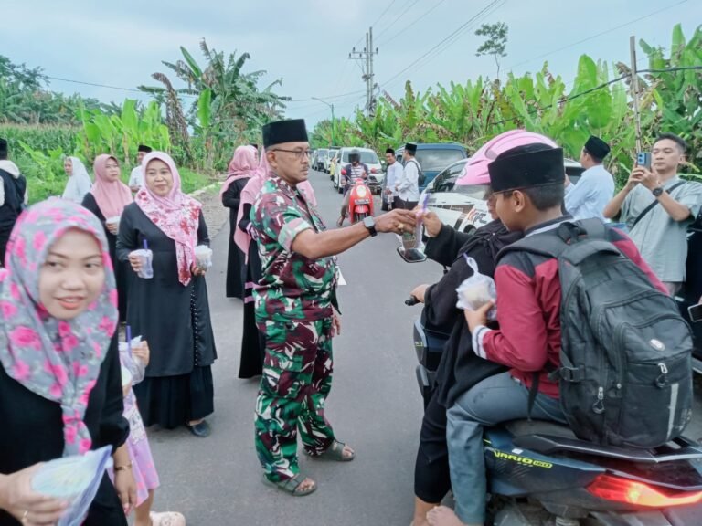 Berbagi Berkah Ramadhan, Koramil Kabat Bersama Forkopimcam Bagikan Takjil di Macan Putih