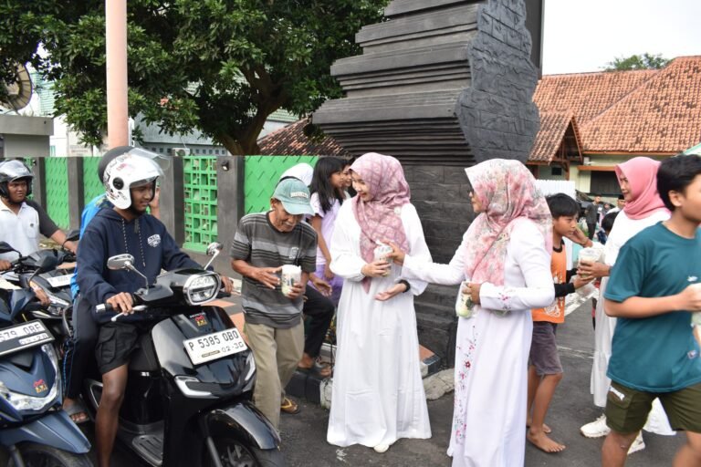 Ramadan Penuh Berkah, Persit Kodim 0825/Banyuwangi Tebar Kepedulian Lewat Aksi Berbagi Takjil