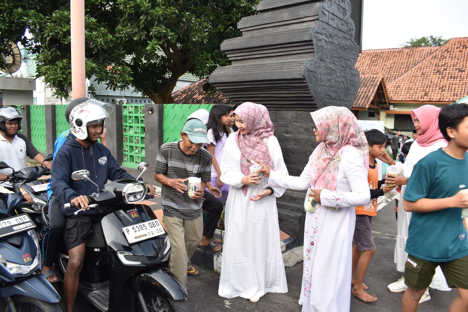 Ramadan Penuh Berkah, Persit Kodim 0825/Banyuwangi Tebar Kepedulian Lewat Aksi Berbagi Takjil