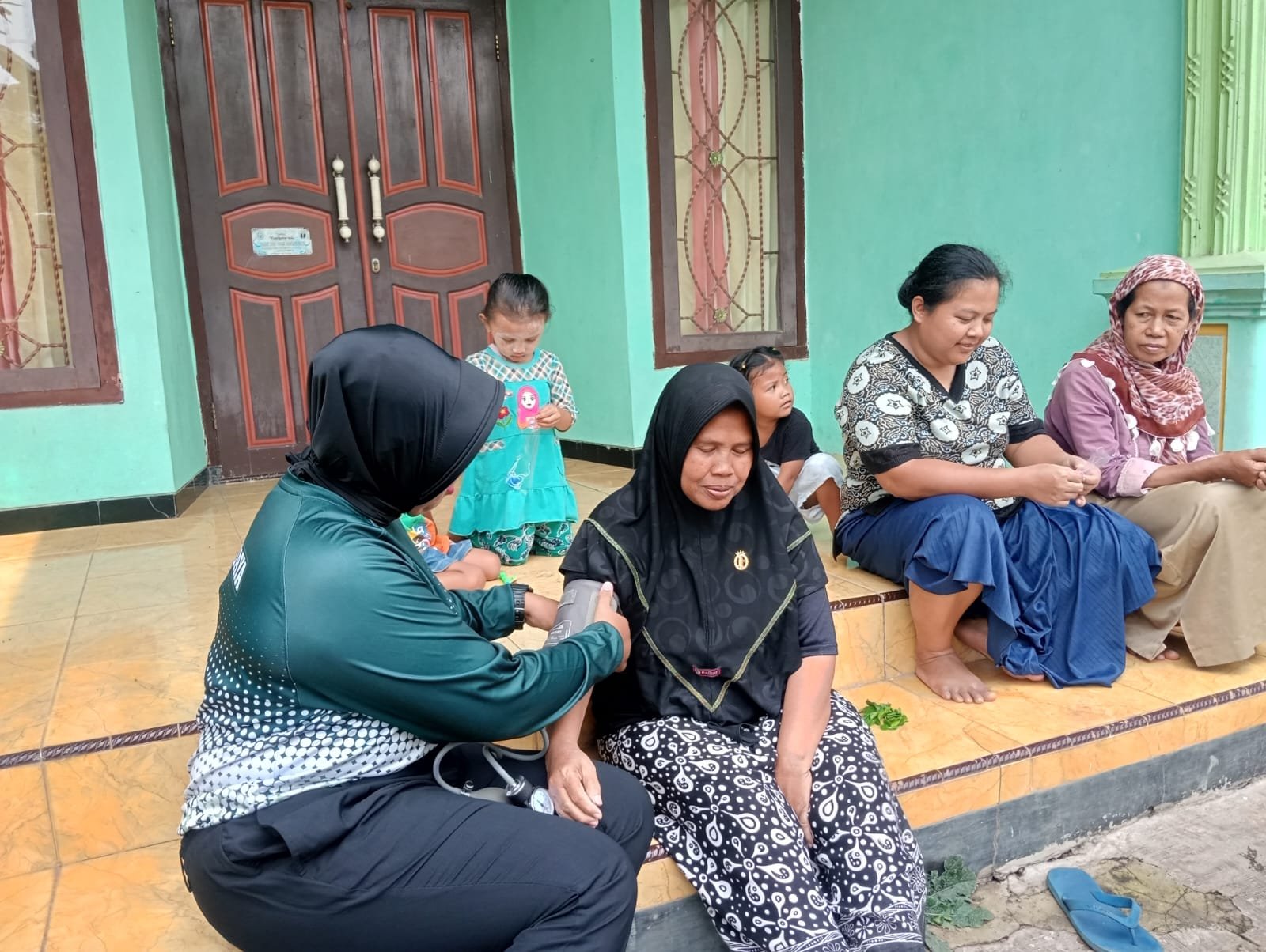 Sentuhan Peduli di Pinggir Jalan, Pemeriksaan Kesehatan Gratis Polkes TMMD Menyapa Warga