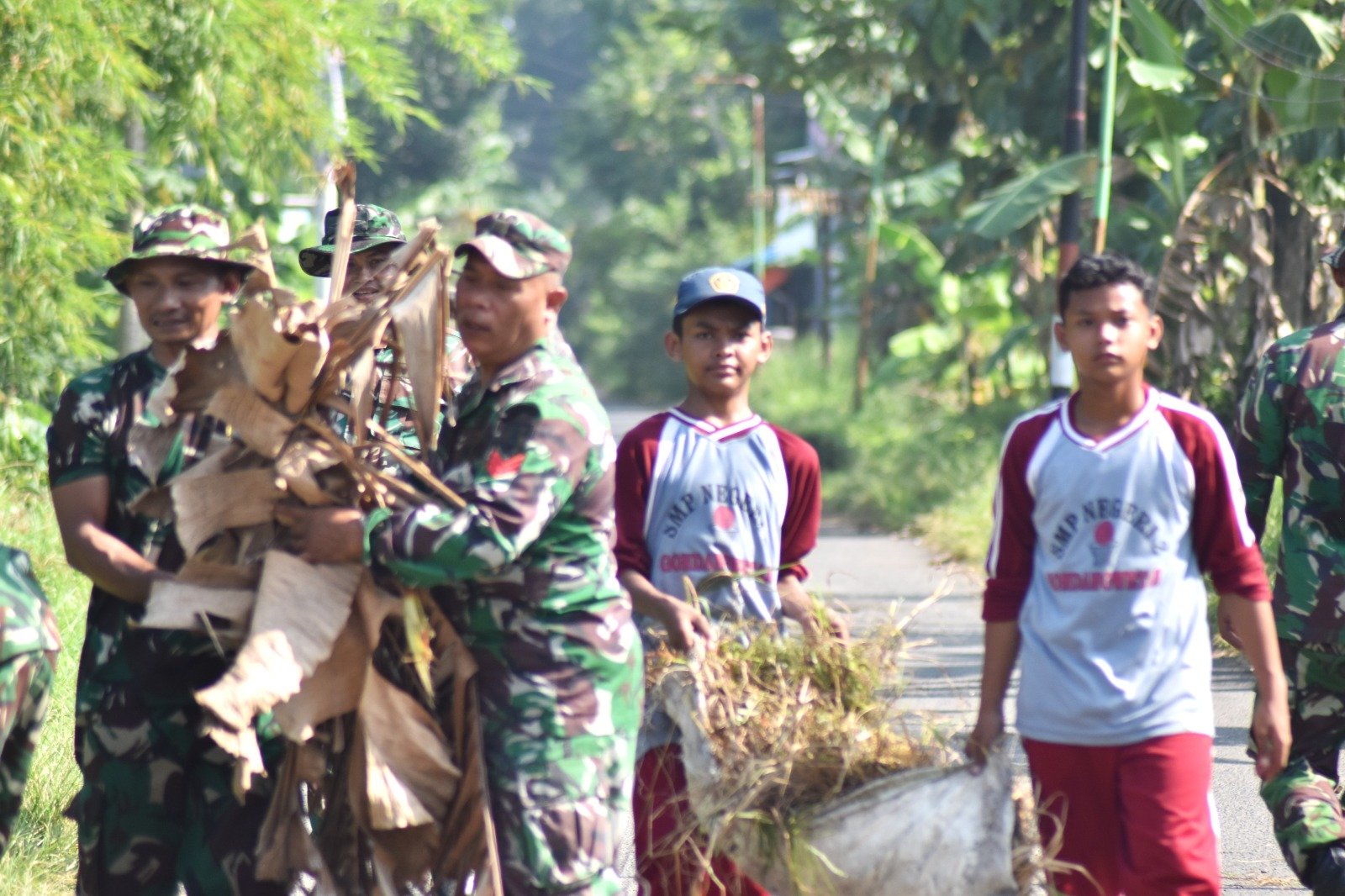 “Lingkungan Bersih Dimulai dari Kita” Pesan TMMD Pasuruan Lewat Aksi Nyata