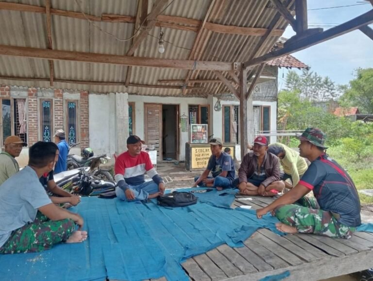 Obrolan di Terpal Biru, Saat Prajurit TMMD Duduk Sejajar dengan Warga