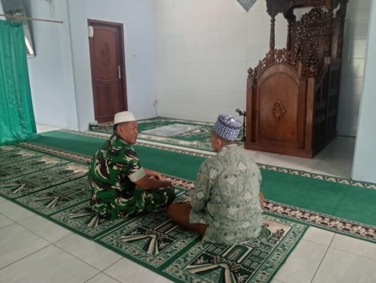 “Mudah-mudahan Berkah” Kata Warga Saat Prajurit TMMD Temani Ngobrol Sore