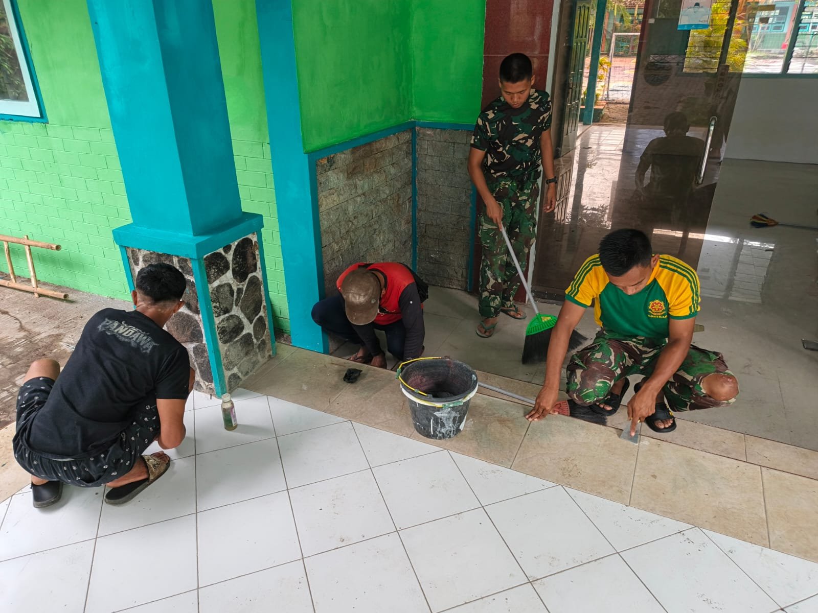 Dari Noda Cat ke Lantai Mengkilap, Dedikasi TMMD Kodim Pasuruan untuk Generasi Muda