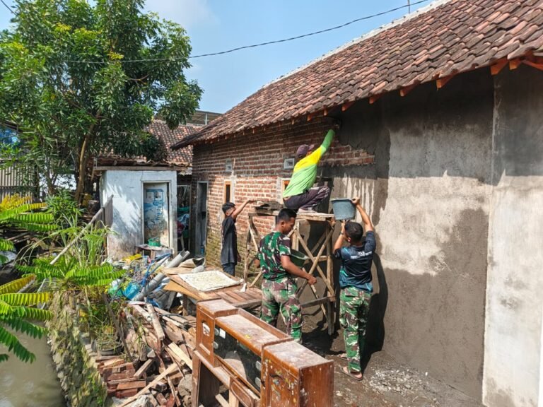 Atap Genteng Jadi Saksi, TMMD Kodim 0819/Pasuruan Plaster Dinding RTLH dengan Hati