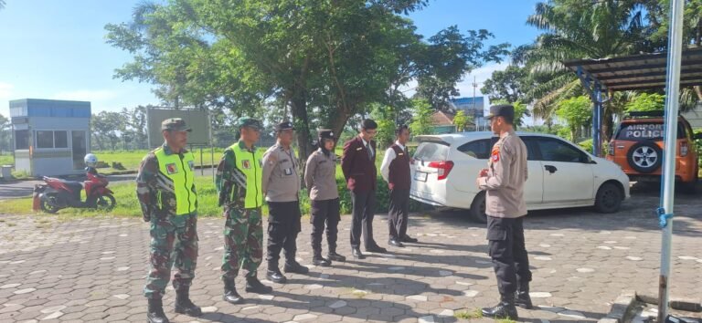 Anggota Koramil 0825/14 Kabat Ikuti Apel Pengamanan Idul Fitri di Pos Pelayanan Bandara Blimbingsari