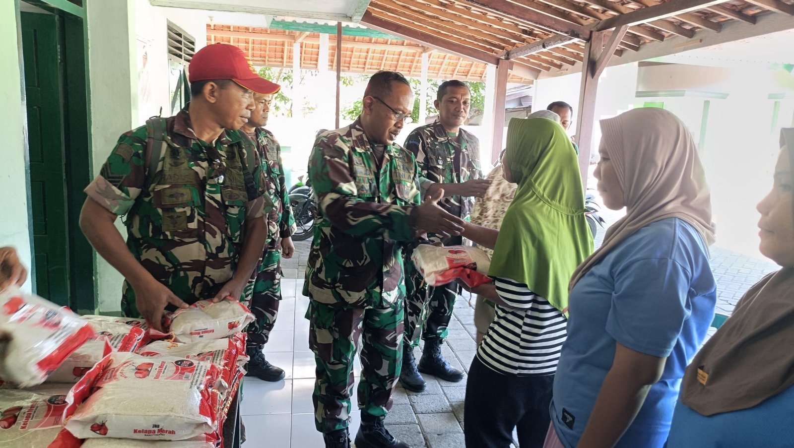 Danramil Kabat Serahkan Zakat kepada Warga, Wujud Kepedulian di Bulan Suci