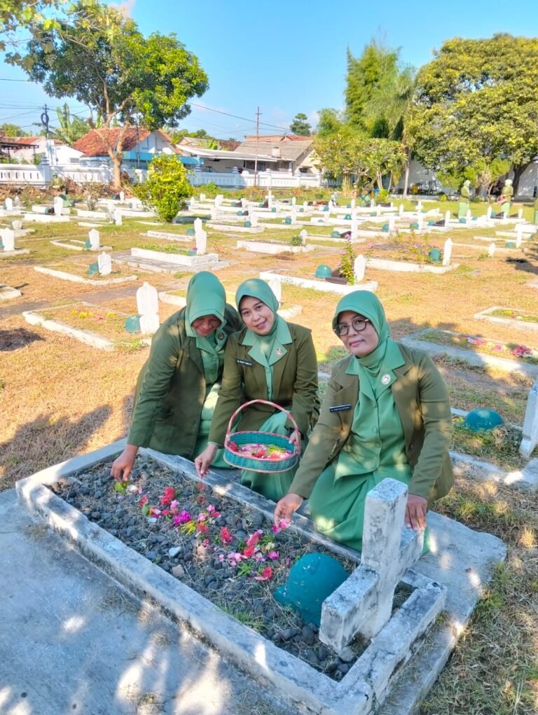 Ziarah Nasional Warnai HUT Persit Ke-80, Persit Ranting 15 Kabat Tabur Bunga di TMP Wisma Raga Satria