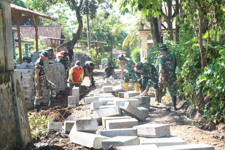 Semangat Anggota Kodim 0820/Probolinggo di Hari Pertama TMMD ke-128, Pemasangan Paving di Desa Brabe Dapat Apresiasi Warga  Probolinggo. 