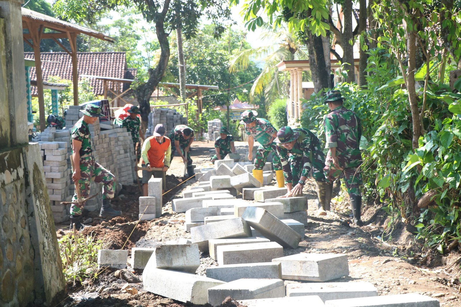 Semangat Anggota Kodim 0820/Probolinggo di Hari Pertama TMMD ke-128, Pemasangan Paving di Desa Brabe Dapat Apresiasi Warga  Probolinggo. 