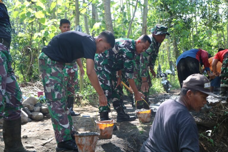 Sinergi TNI Bangun Tanggul Penahan Tanah TPT, Hari Pertama TMMD ke-128 di Desa Brabe Dimulai Probolinggo. 