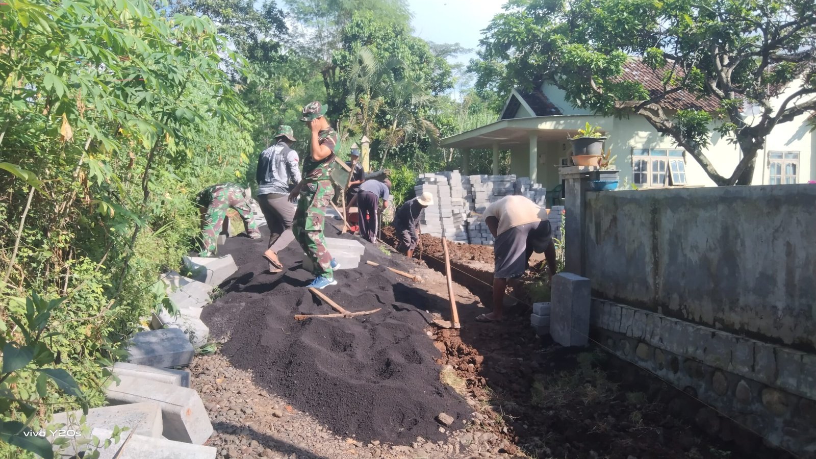 Personel TMMD ke 128 Tahun 2026 Kodim 0820/Probolinggo, Cuaca Cerah Dukung Pemasangan Paving di Dusun Klading Desa Brabe Kecamatan Maron Probolinggo.
