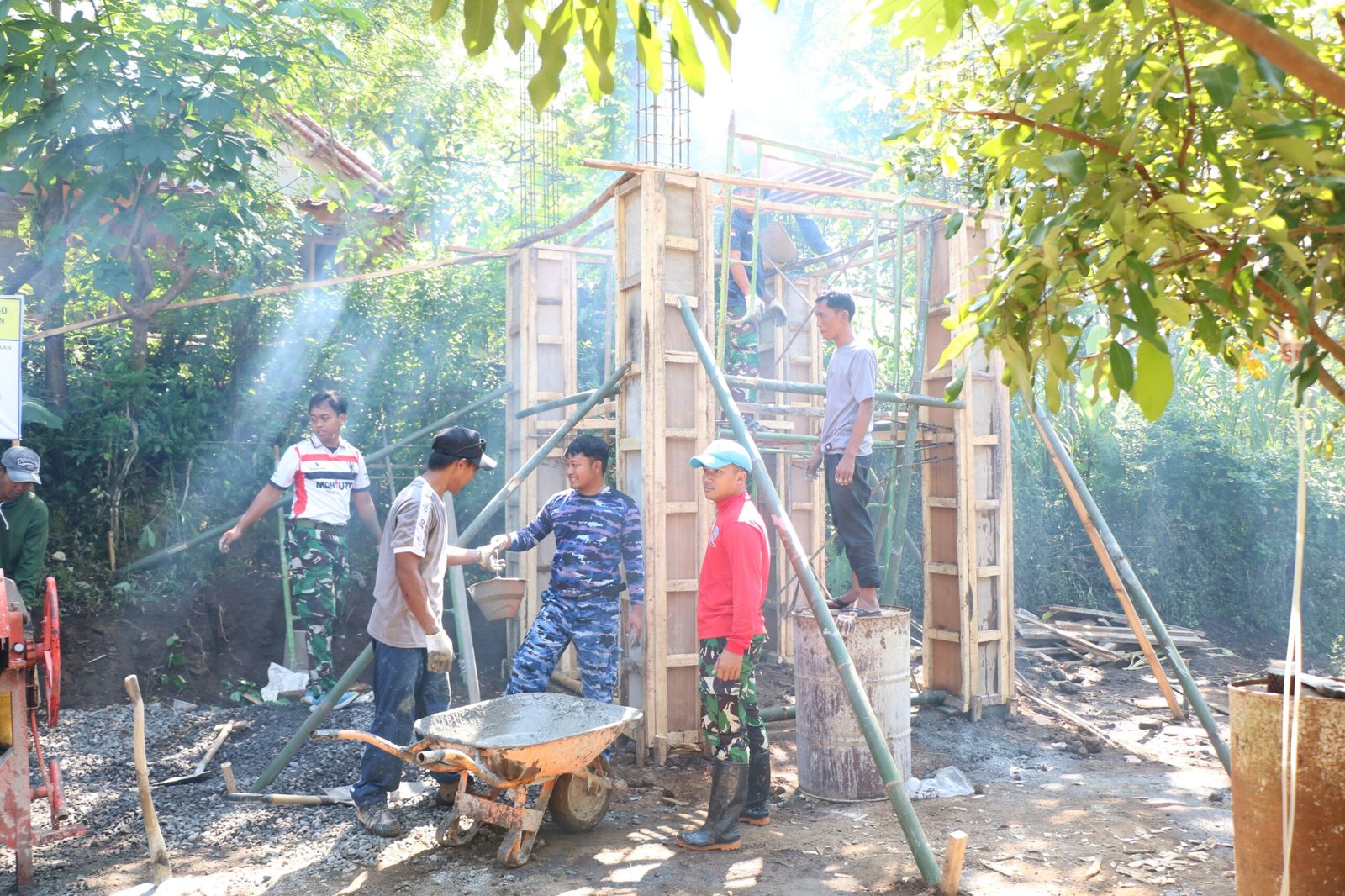 Pemasangan Tandon Air dan Pipanisasi Jadi Sasaran Utama TMMD ke-128 Kodim 0820/Probolinggo.