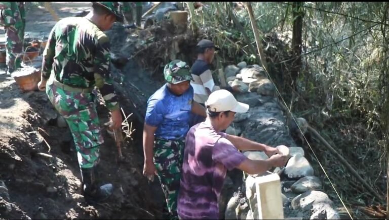 TMMD ke 128 Terus Kebut Pembangunan Tanggul Penahan Tanah (TPT) di Desa Brabe Antisipasi Longsor dan Abrasi Jalan. 