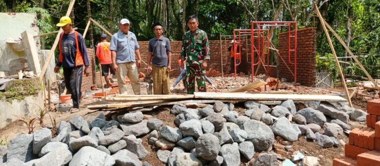 Satgas TMMD ke-128 Kodim 0820 Probolinggo Kebut Pembangunan Mushola Baithurrohim di Desa Brabe. 
