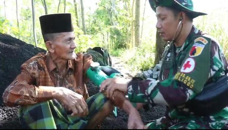 Koptu Sanep Berperan Aktif dalam Bakti Sosial Kesehatan TMMD ke-128 di Desa Brabe. 
