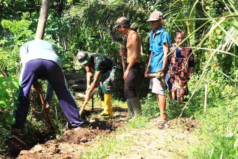 Medan Sulit Tak Surutkan Semangat, Satgas TMMD ke-128 Bangun Jalan Paving di Dusun Klagin. 