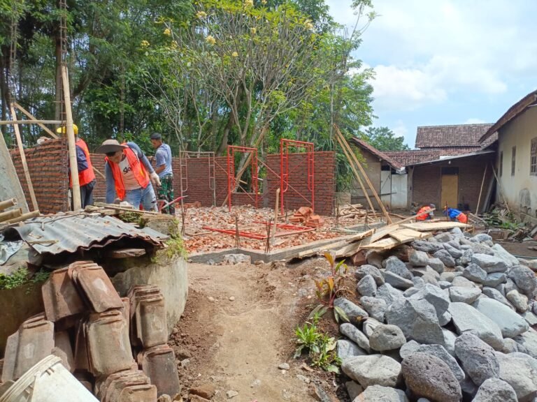 Kondisi Musholla Baithurrohim Sebelum Pembangunan Jadi Perhatian Satgas TMMD ke-128 Kodim 0820 Probolinggo